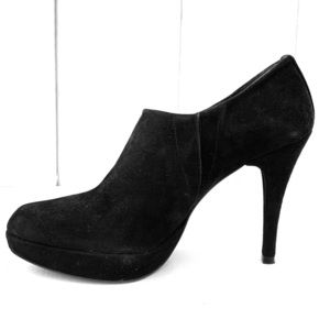 Stuart Weizman suede ankle booties black sz7